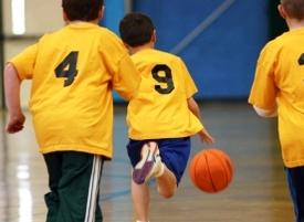 Coach basketball dribbling rules to beginners.
